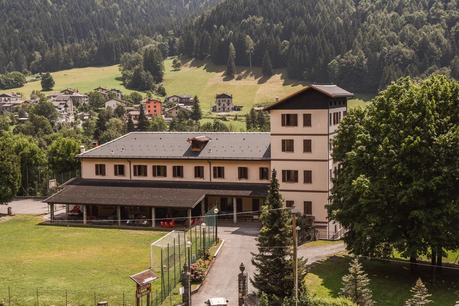Casa Regina dei Monti nel paesaggio verde di Schilpario