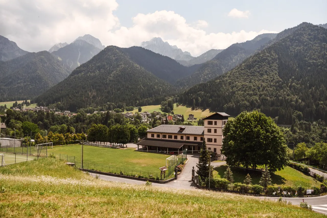 Casa Regina dei Monti con il prato e le montagne di Schilpario